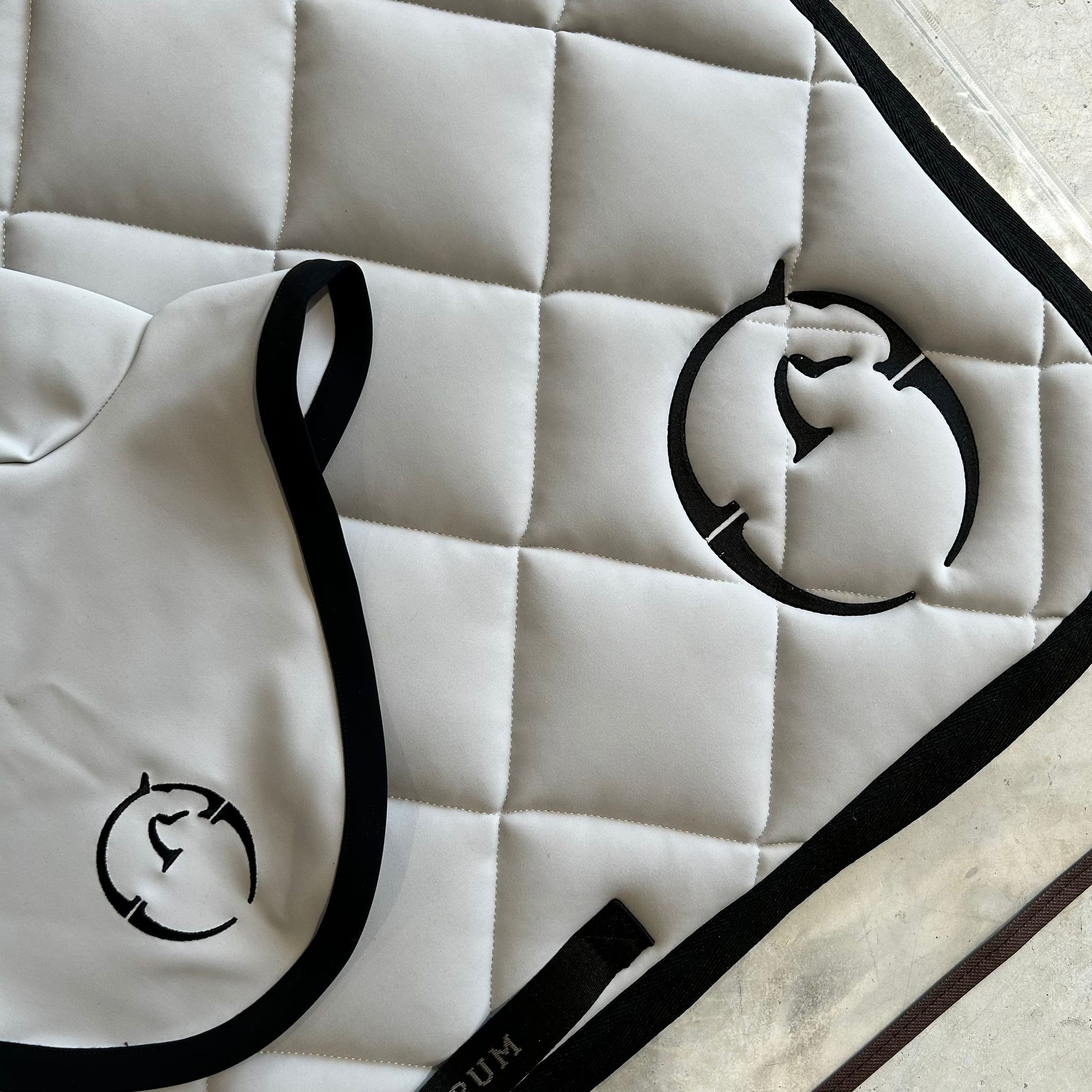 Vestrum Set LA Spring Zadeldek En Alassio Bordo Nero Oornetje - Pearl Grey Vestrum Set LA Spring Zadeldek En Alassio Bordo Nero Oornetje - Pearl Grey