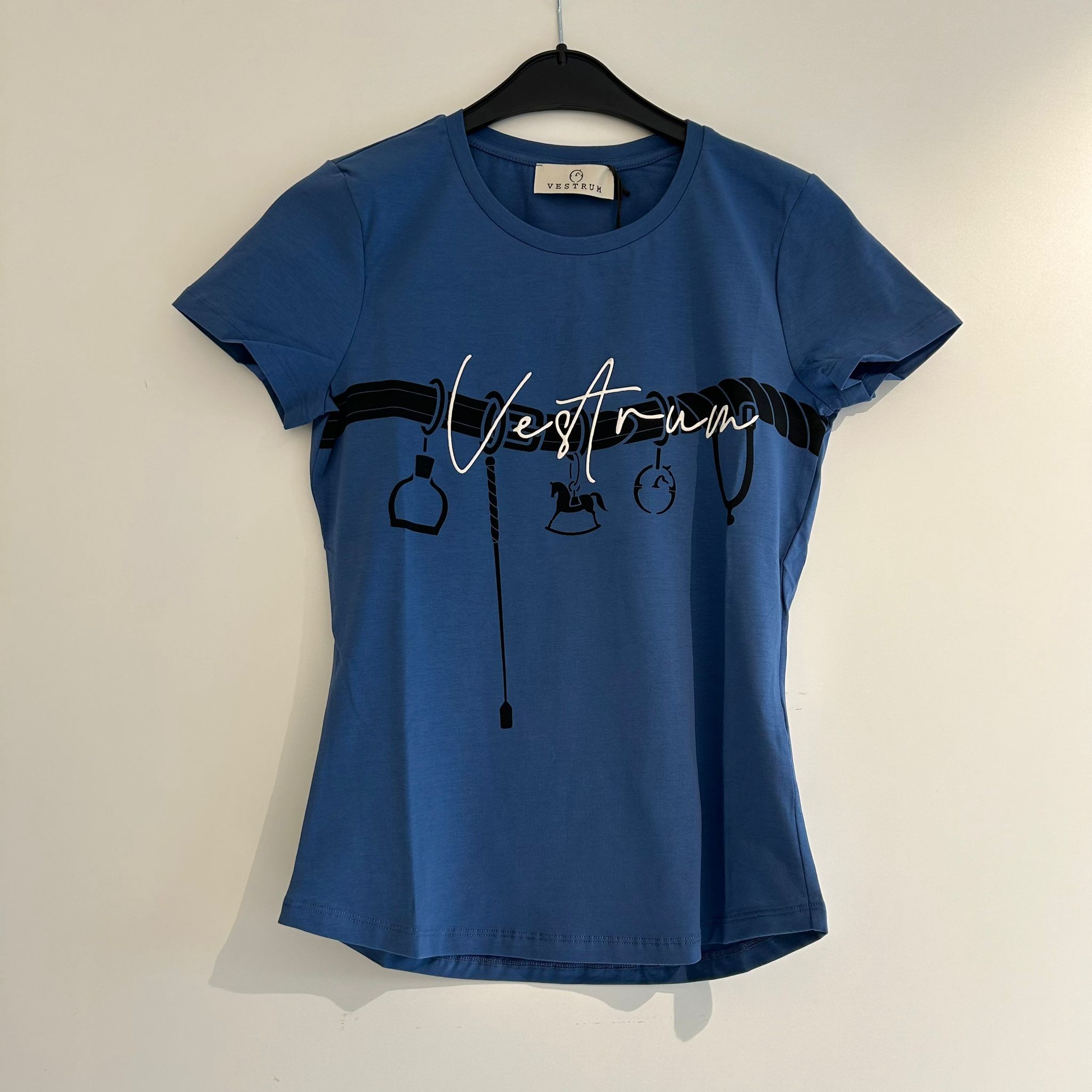 Vestrum Dames Dominica S/S T-Shirt - Dusty Blue Summer 24 - Ridershouse.com Vestrum Dames Dominica S/S T-Shirt - Dusty Blue Summer 24 - Ridershouse.com