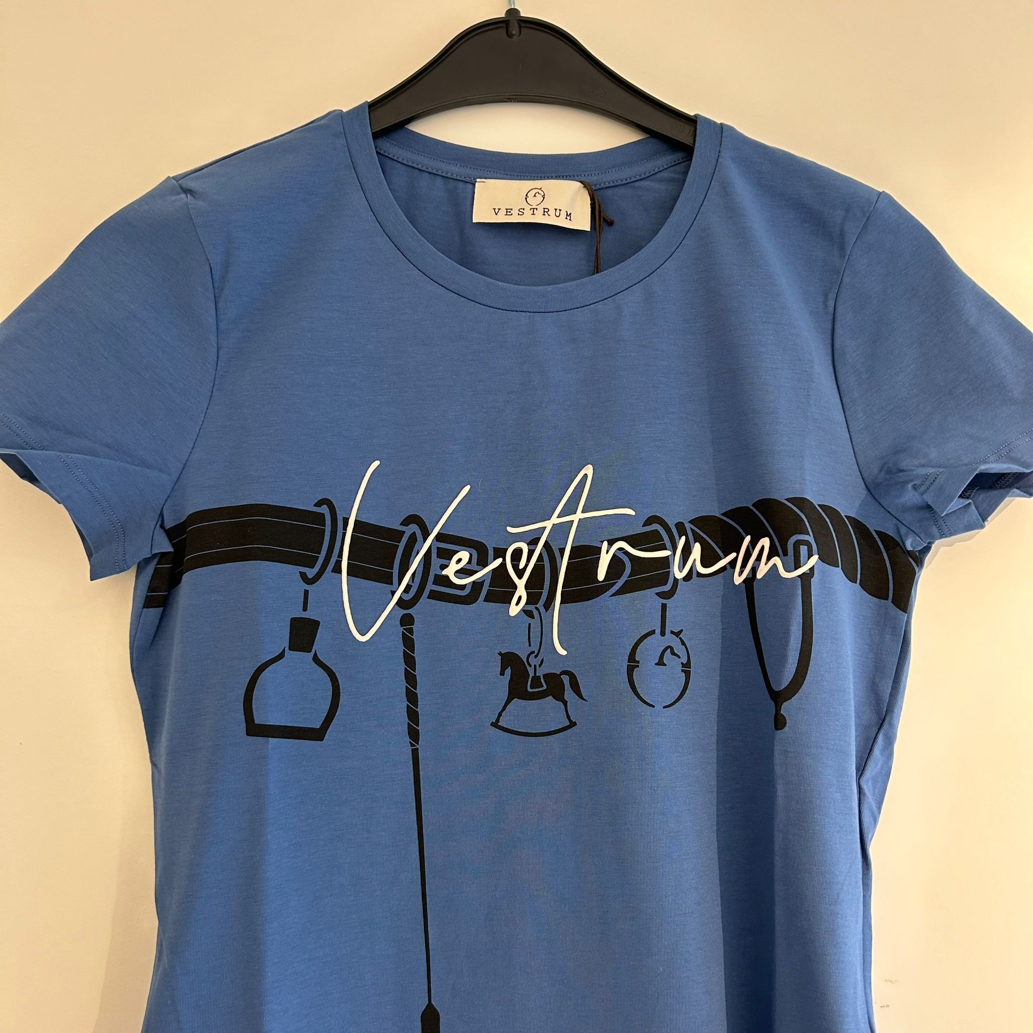 Vestrum Dames Dominica S/S T-Shirt - Dusty Blue Summer 24 - Ridershouse.com Vestrum Dames Dominica S/S T-Shirt - Dusty Blue Summer 24 - Ridershouse.com