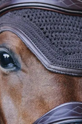 Kentucky Horsewear mutsje afgewerkt met een leren rand.