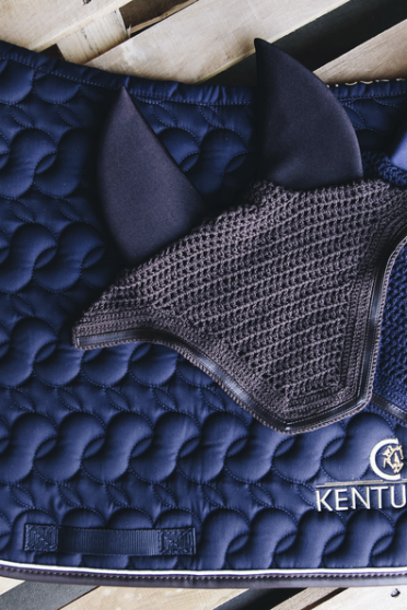 Kentucky Horsewear mutsje afgewerkt met een leren rand. Kentucky Horsewear mutsje afgewerkt met een leren rand.
