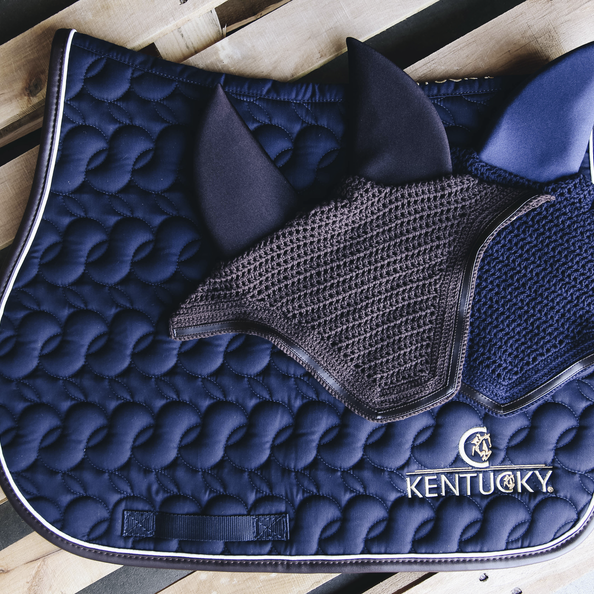 Kentucky Horsewear mutsje afgewerkt met een leren rand. Kentucky Horsewear mutsje afgewerkt met een leren rand.