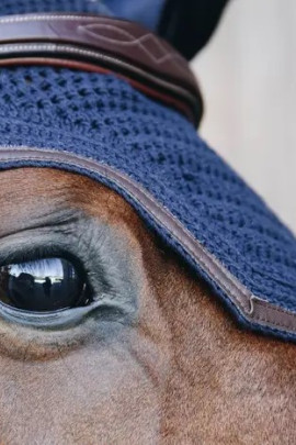 Kentucky Horsewear mutsje afgewerkt met een leren rand.