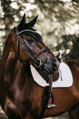 Kentucky Horsewear mutsje afgewerkt met een leren rand.