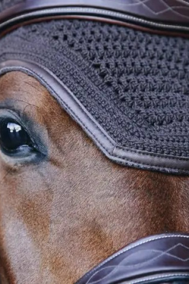 Kentucky Horsewear mutsje afgewerkt met een leren rand. Kentucky Horsewear mutsje afgewerkt met een leren rand.