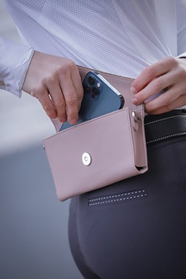 Penelope Leprevost telefoontasje leer lichtroze | Shop nu Penelope Leprevost telefoontasje leer lichtroze | Shop nu