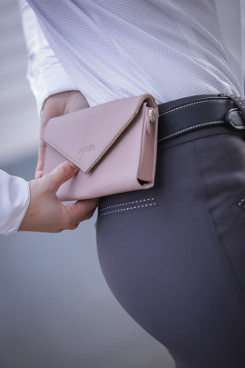 Penelope Leprevost telefoontasje leer lichtroze | Shop nu Penelope Leprevost telefoontasje leer lichtroze | Shop nu