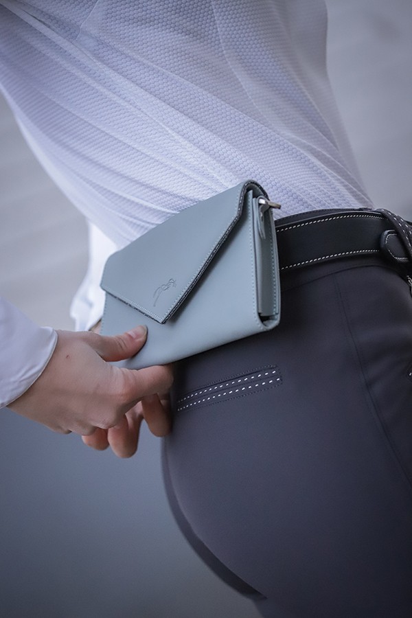 Penelope Leprevost telefoontasje leer blauw grijs | Shop nu Penelope Leprevost telefoontasje leer blauw grijs | Shop nu
