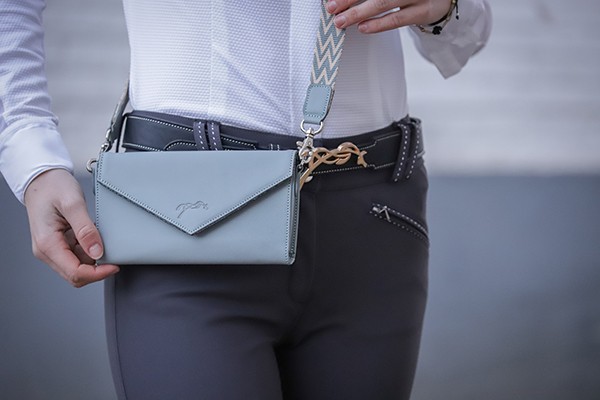 Penelope Leprevost telefoontasje leer blauw grijs | Shop nu Penelope Leprevost telefoontasje leer blauw grijs | Shop nu