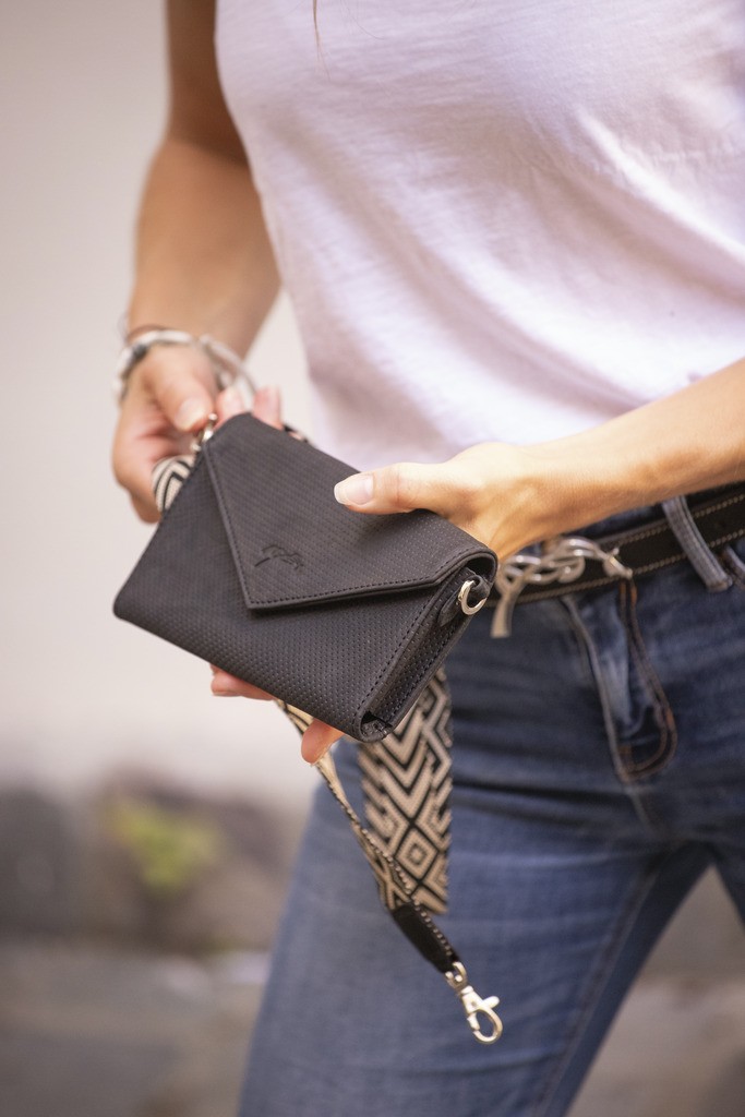 Penelope Leprevost Performance phone pocket black | Shop now Penelope Leprevost Performance phone pocket black | Shop now