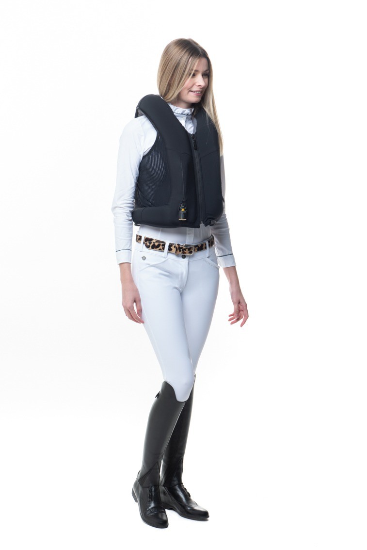 Freejump Airbag Jacket Black – for optimal safety and comfort during every ride. Freejump Airbag Jacket Black – for optimal safety and comfort during every ride.