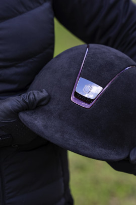 Samshield 1.0 Alcantara Burgundy buy? - available