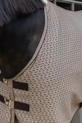 Zeer ademend deken dat voor verschillende doeleinden gebruikt kan worden. Zeer ademend deken dat voor verschillende doeleinden gebruikt kan worden.
