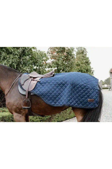Uitrijdeken om de paarden mee los te rijden of in- en uit te stappen wanneer het koud is Uitrijdeken om de paarden mee los te rijden of in- en uit te stappen wanneer het koud is