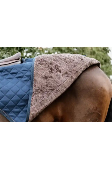 Uitrijdeken om de paarden mee los te rijden of in- en uit te stappen wanneer het koud is Uitrijdeken om de paarden mee los te rijden of in- en uit te stappen wanneer het koud is