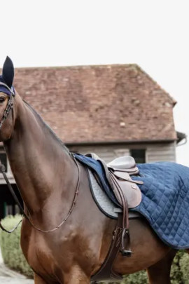Uitrijdeken om de paarden mee los te rijden of in- en uit te stappen wanneer het koud is