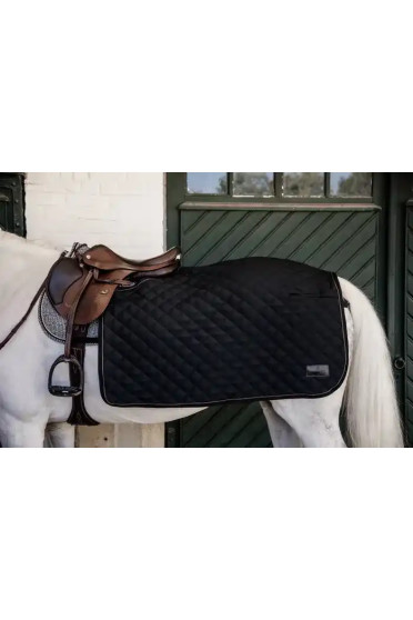 Ideaal om de paarden mee los te rijden of in- en uit te stappen wanneer het koud is. Ideaal om de paarden mee los te rijden of in- en uit te stappen wanneer het koud is.