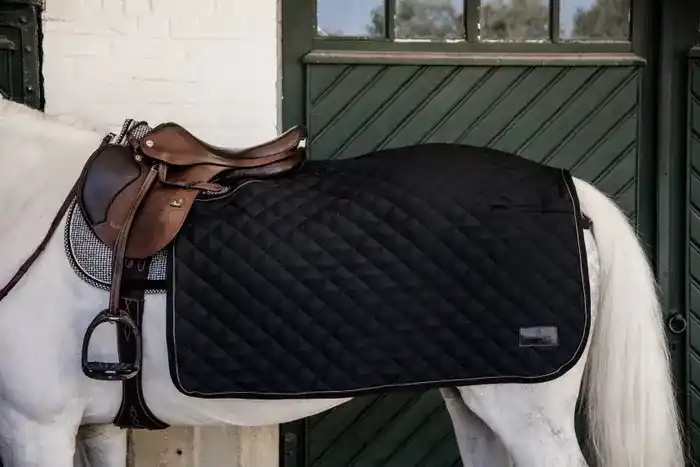 Ideaal om de paarden mee los te rijden of in- en uit te stappen wanneer het koud is. Ideaal om de paarden mee los te rijden of in- en uit te stappen wanneer het koud is.
