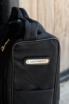 De Kentucky Horsewear Laarzentas biedt bescherming voor je laarzen. De Kentucky Horsewear Laarzentas biedt bescherming voor je laarzen.