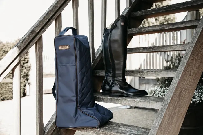 De Kentucky Horsewear Laarzentas biedt bescherming voor je laarzen. De Kentucky Horsewear Laarzentas biedt bescherming voor je laarzen.