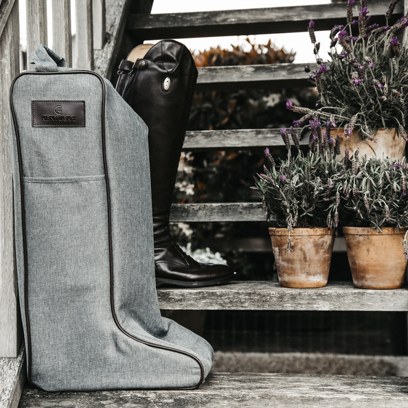 De Kentucky Horsewear Laarzentas biedt bescherming voor je laarzen. De Kentucky Horsewear Laarzentas biedt bescherming voor je laarzen.