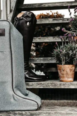 De Kentucky Horsewear Laarzentas biedt bescherming voor je laarzen. De Kentucky Horsewear Laarzentas biedt bescherming voor je laarzen.