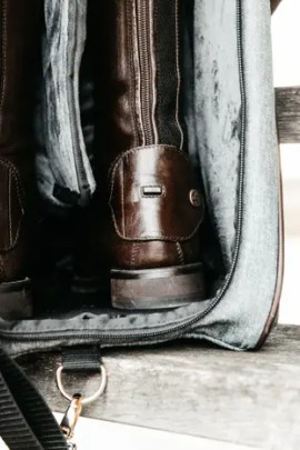 De Kentucky Horsewear Laarzentas biedt bescherming voor je laarzen. De Kentucky Horsewear Laarzentas biedt bescherming voor je laarzen.