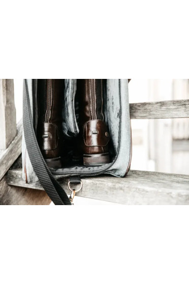 De Kentucky Horsewear Laarzentas biedt bescherming voor je laarzen. De Kentucky Horsewear Laarzentas biedt bescherming voor je laarzen.