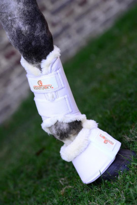 De lederen springschoenen met wol bieden een uitstekende schok absorptie en maximale bescherming. De lederen springschoenen met wol bieden een uitstekende schok absorptie en maximale bescherming.