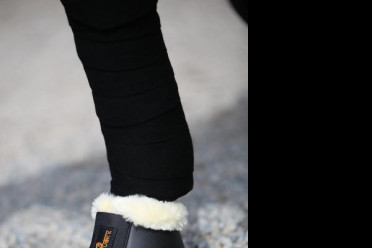 De lederen springschoenen met wol bieden een uitstekende schok absorptie en maximale bescherming. De lederen springschoenen met wol bieden een uitstekende schok absorptie en maximale bescherming.