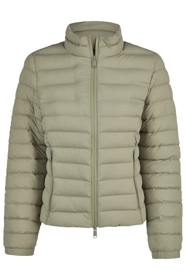 Shop nu de Sportieve Jas in Light Moos – Licht, Warm & Waterafstotend Shop nu de Sportieve Jas in Light Moos – Licht, Warm & Waterafstotend