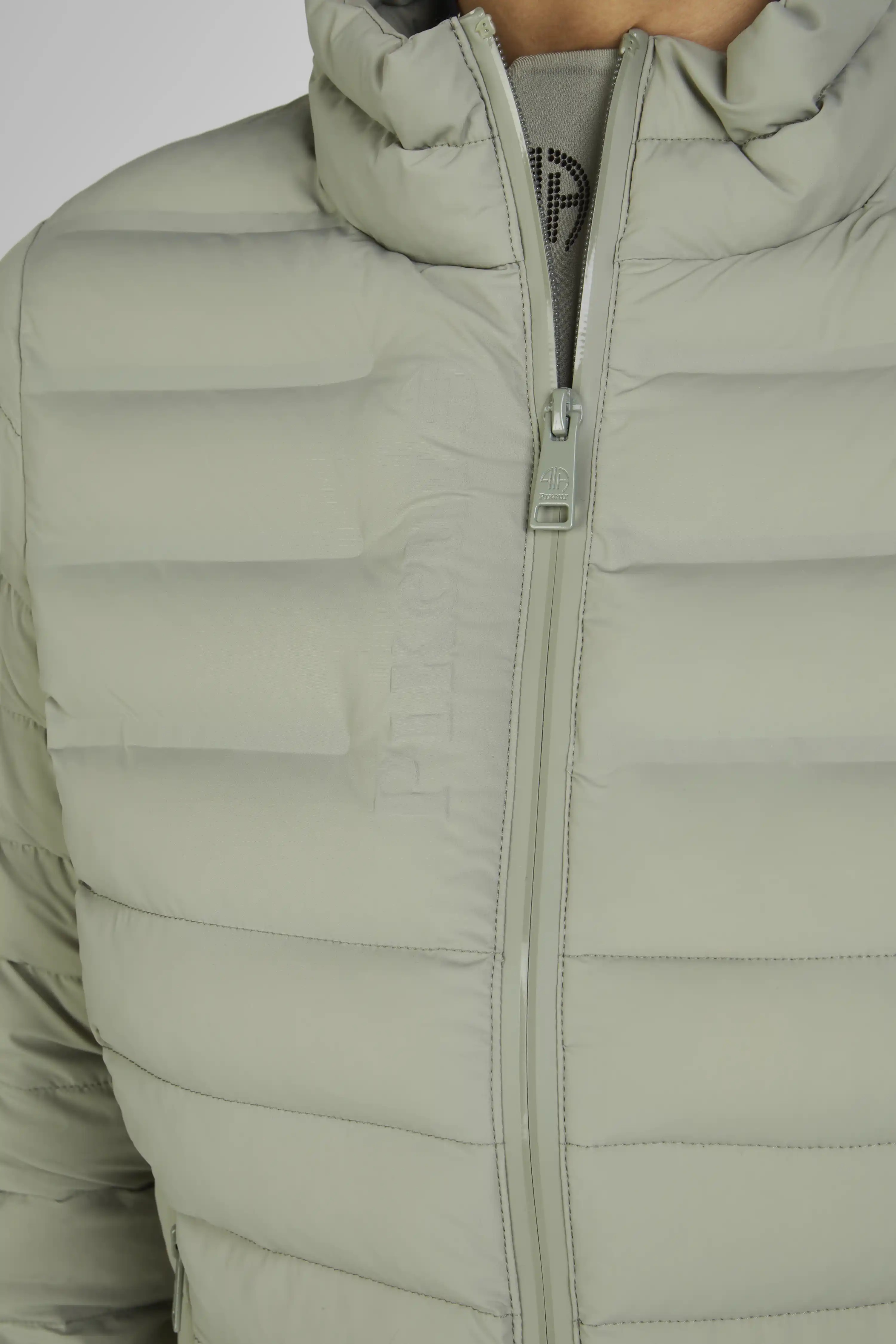 Shop nu de Sportieve Jas in Light Moos – Licht, Warm & Waterafstotend Shop nu de Sportieve Jas in Light Moos – Licht, Warm & Waterafstotend