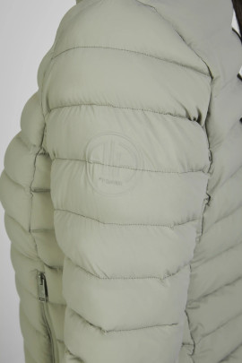 Shop nu de Sportieve Jas in Light Moos – Licht, Warm & Waterafstotend Shop nu de Sportieve Jas in Light Moos – Licht, Warm & Waterafstotend