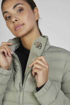 Shop nu de Sportieve Jas in Light Moos – Licht, Warm & Waterafstotend Shop nu de Sportieve Jas in Light Moos – Licht, Warm & Waterafstotend