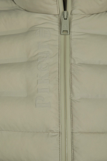 Shop nu de Sportieve Jas in Light Moos – Licht, Warm & Waterafstotend Shop nu de Sportieve Jas in Light Moos – Licht, Warm & Waterafstotend