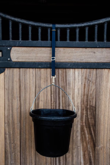 One Equestrian - Stable Hanger - Kleur Blauw - Ridershouse.com One Equestrian - Stable Hanger - Kleur Blauw - Ridershouse.com