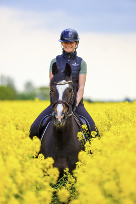 KASK Kooki, een cap die geen concessies doet aan de veiligheid! leverbaar Glossy zwart en blauw KASK Kooki, een cap die geen concessies doet aan de veiligheid! leverbaar Glossy zwart en blauw