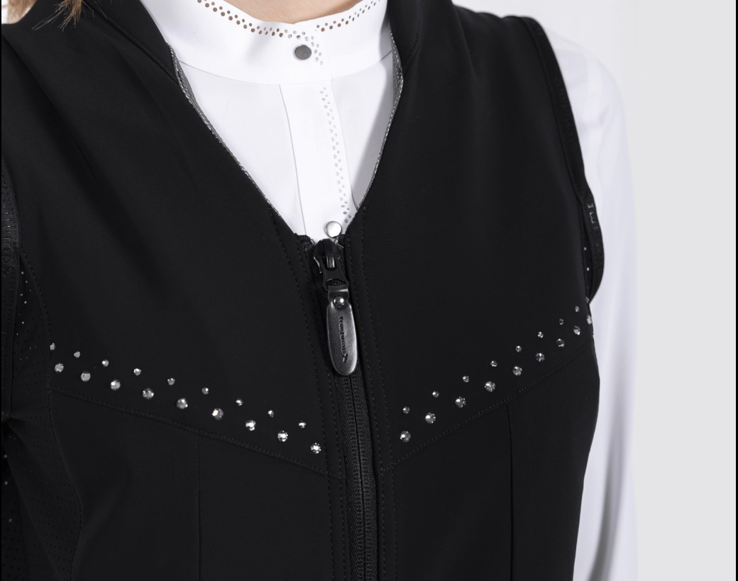 Freejump Airbag Jacket Crystal – for optimal safety and style during every ride. Freejump Airbag Jacket Crystal – for optimal safety and style during every ride.