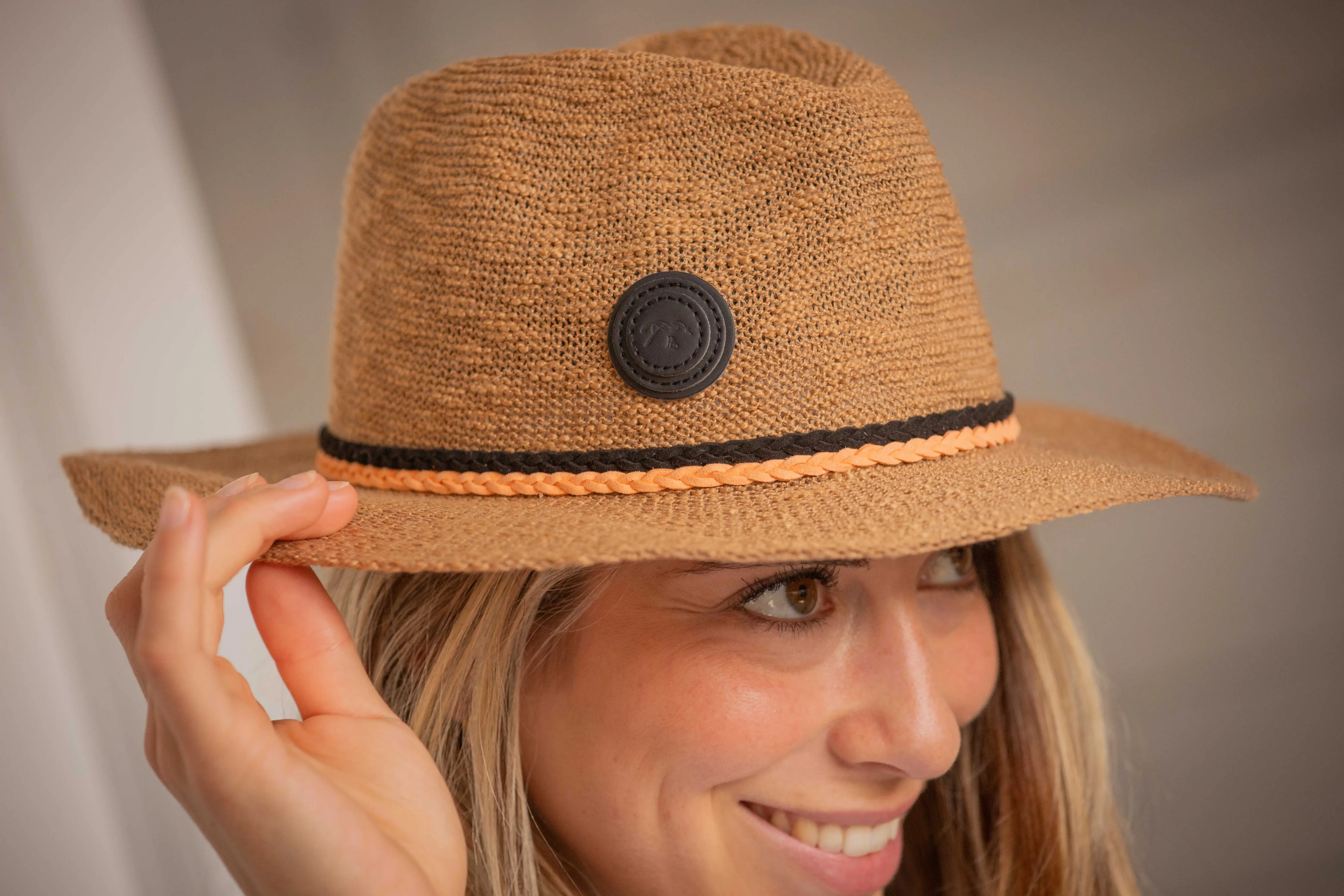 Shop nu de Pénélope Zomerhoed Camel – Stijlvolle Zonbescherming Shop nu de Pénélope Zomerhoed Camel – Stijlvolle Zonbescherming