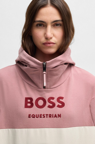 BOSS Equestrian Faye Hoodie Rose Haze | Roze Hoodie met Cabernet Accenten | Shop Nu BOSS Equestrian Faye Hoodie Rose Haze | Roze Hoodie met Cabernet Accenten | Shop Nu