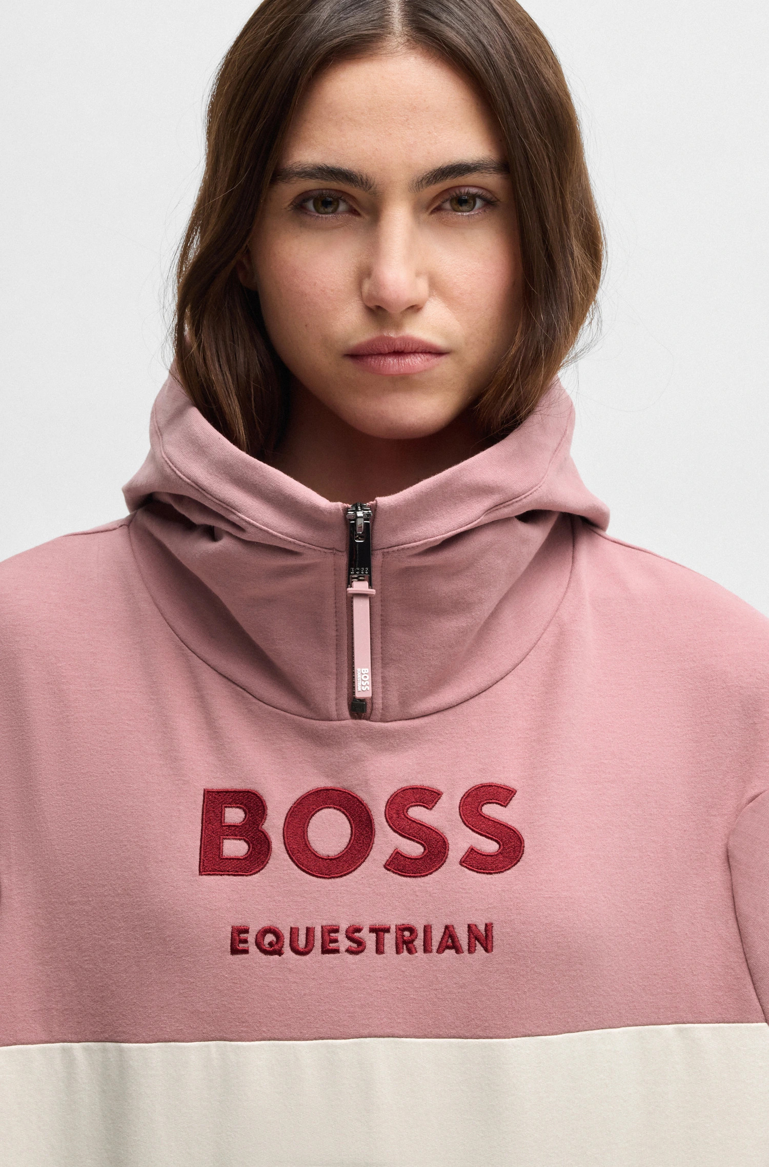 BOSS Equestrian Faye Hoodie Rose Haze | Roze Hoodie met Cabernet Accenten | Shop Nu BOSS Equestrian Faye Hoodie Rose Haze | Roze Hoodie met Cabernet Accenten | Shop Nu