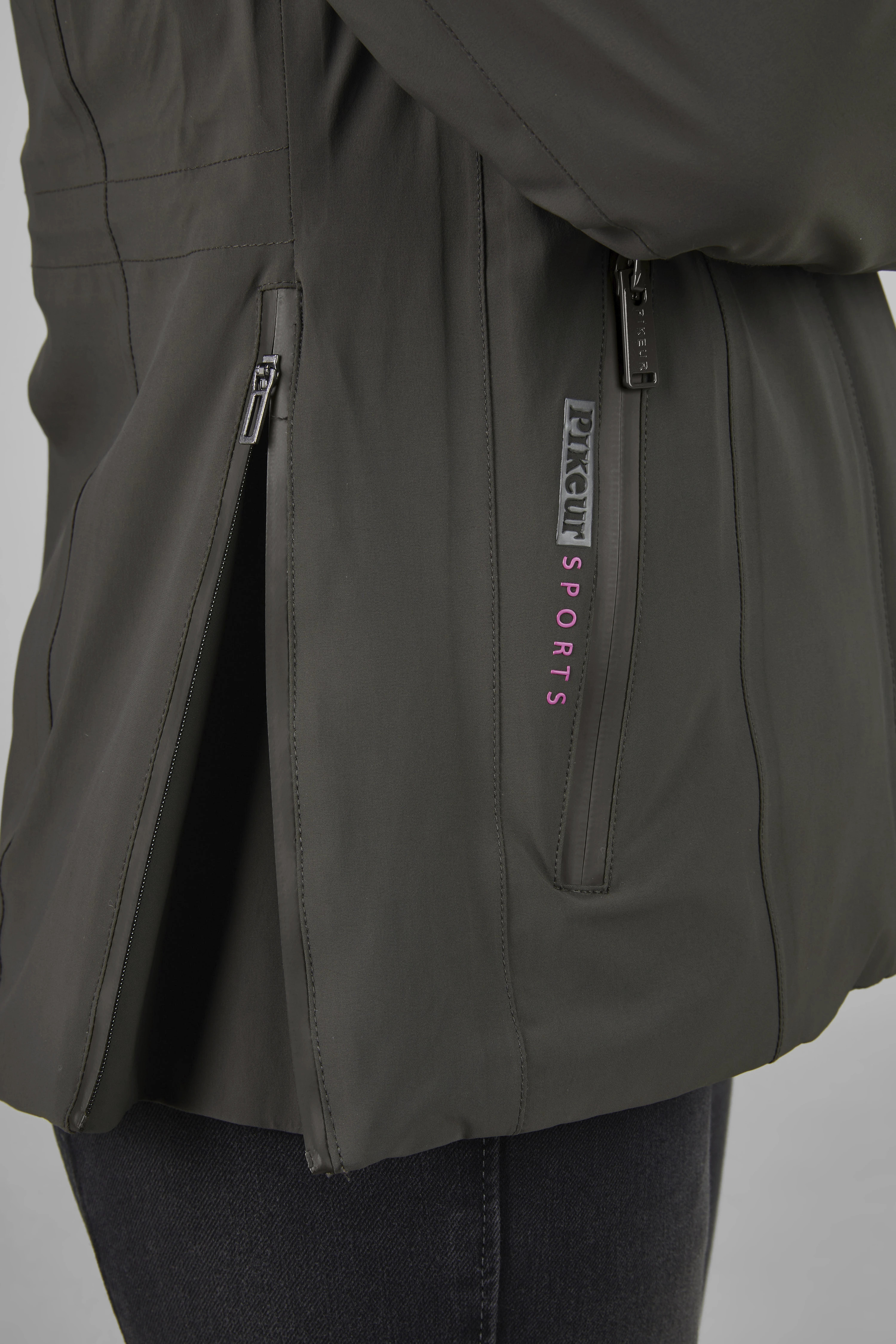 Koop Pikeur Regenjas Deep Khaki | Waterdicht & Ademend | Perfect voor Actieve Ruiters Koop Pikeur Regenjas Deep Khaki | Waterdicht & Ademend | Perfect voor Actieve Ruiters