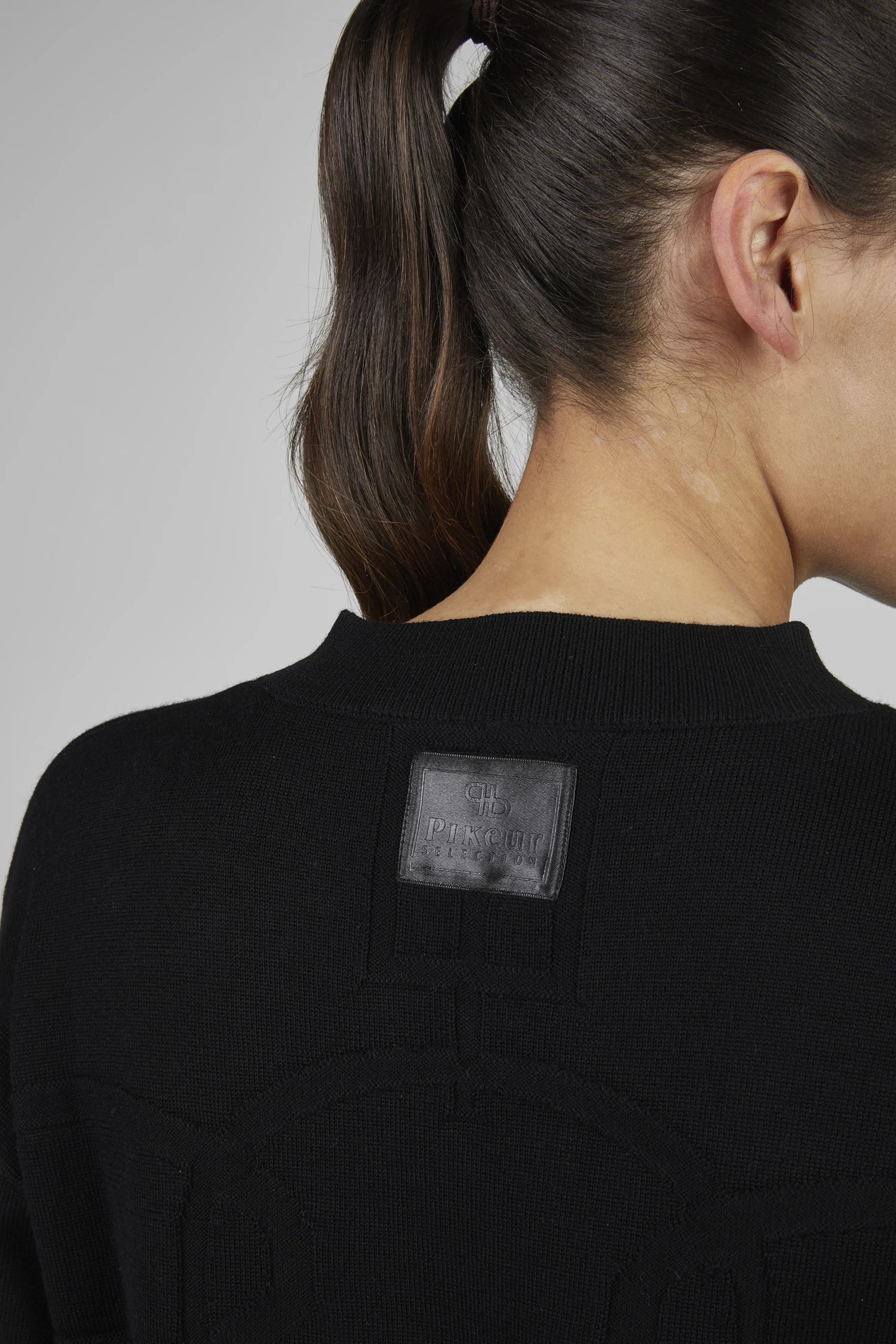 Shop Pikeur Knitted Pullover | Zwarte Merinowollen Trui | Comfort & Stijl in Eén Shop Pikeur Knitted Pullover | Zwarte Merinowollen Trui | Comfort & Stijl in Eén
