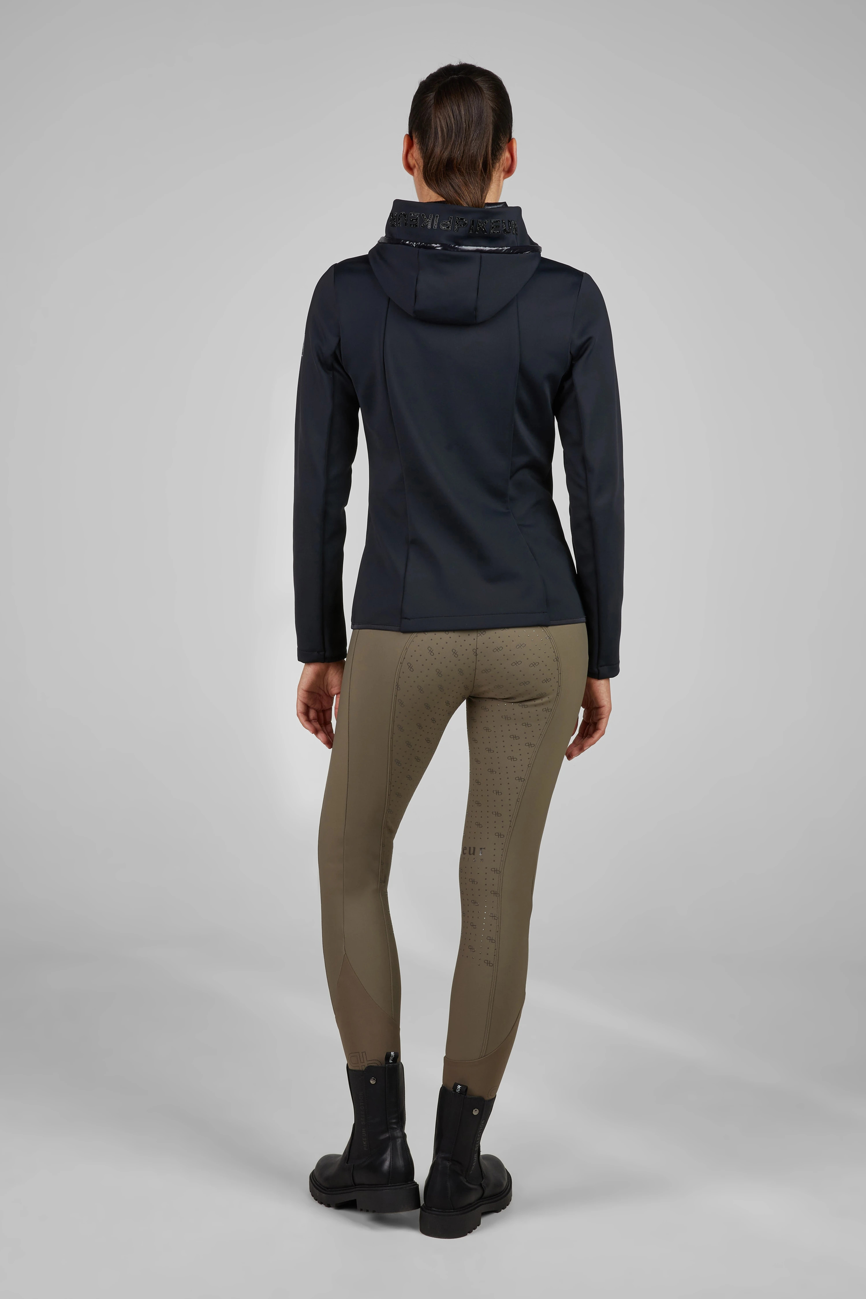 Pikeur Fleece Jacket | Zwart | Tijdloze Must-Have voor Comfort en Klasse Pikeur Fleece Jacket | Zwart | Tijdloze Must-Have voor Comfort en Klasse