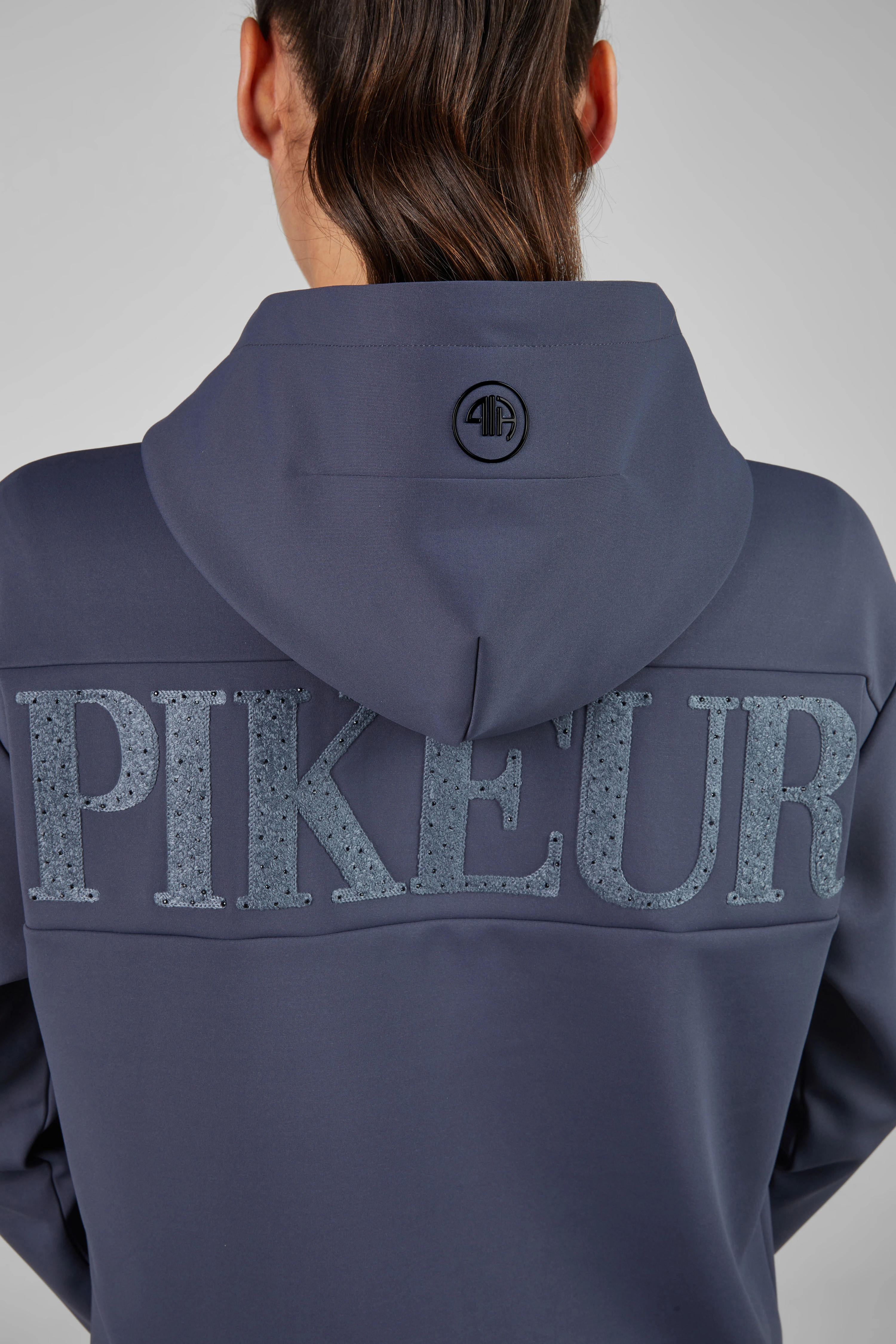 Pikeur Athleisure Hoodie | Sportieve Basic in Jeansblauw | Bestel Nu Pikeur Athleisure Hoodie | Sportieve Basic in Jeansblauw | Bestel Nu