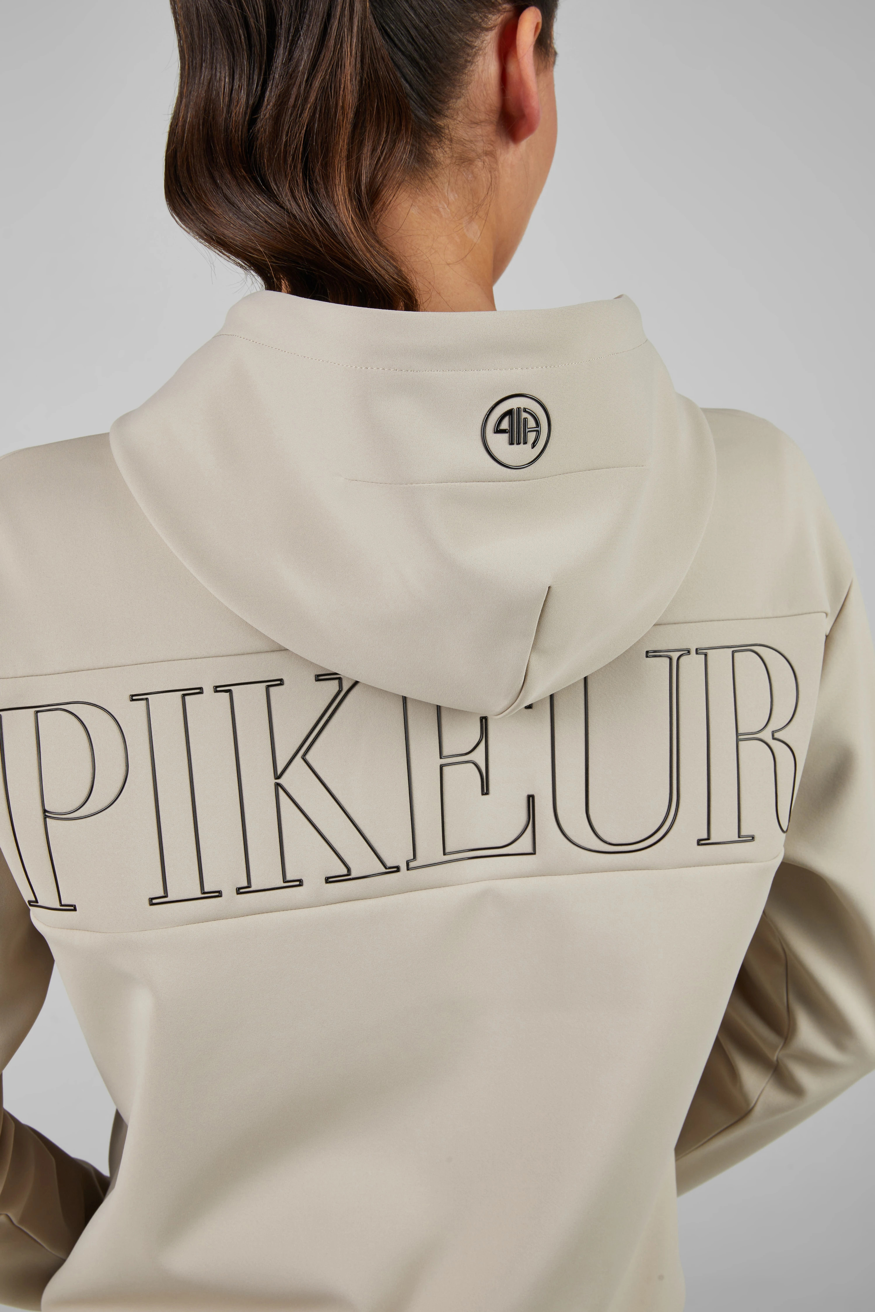 Pikeur Athleisure Hoodie | Comfort en Stijl in Beige | Shop Nu Pikeur Athleisure Hoodie | Comfort en Stijl in Beige | Shop Nu