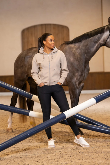 Pikeur Athleisure Hoodie | Comfort en Stijl in Beige | Shop Nu Pikeur Athleisure Hoodie | Comfort en Stijl in Beige | Shop Nu