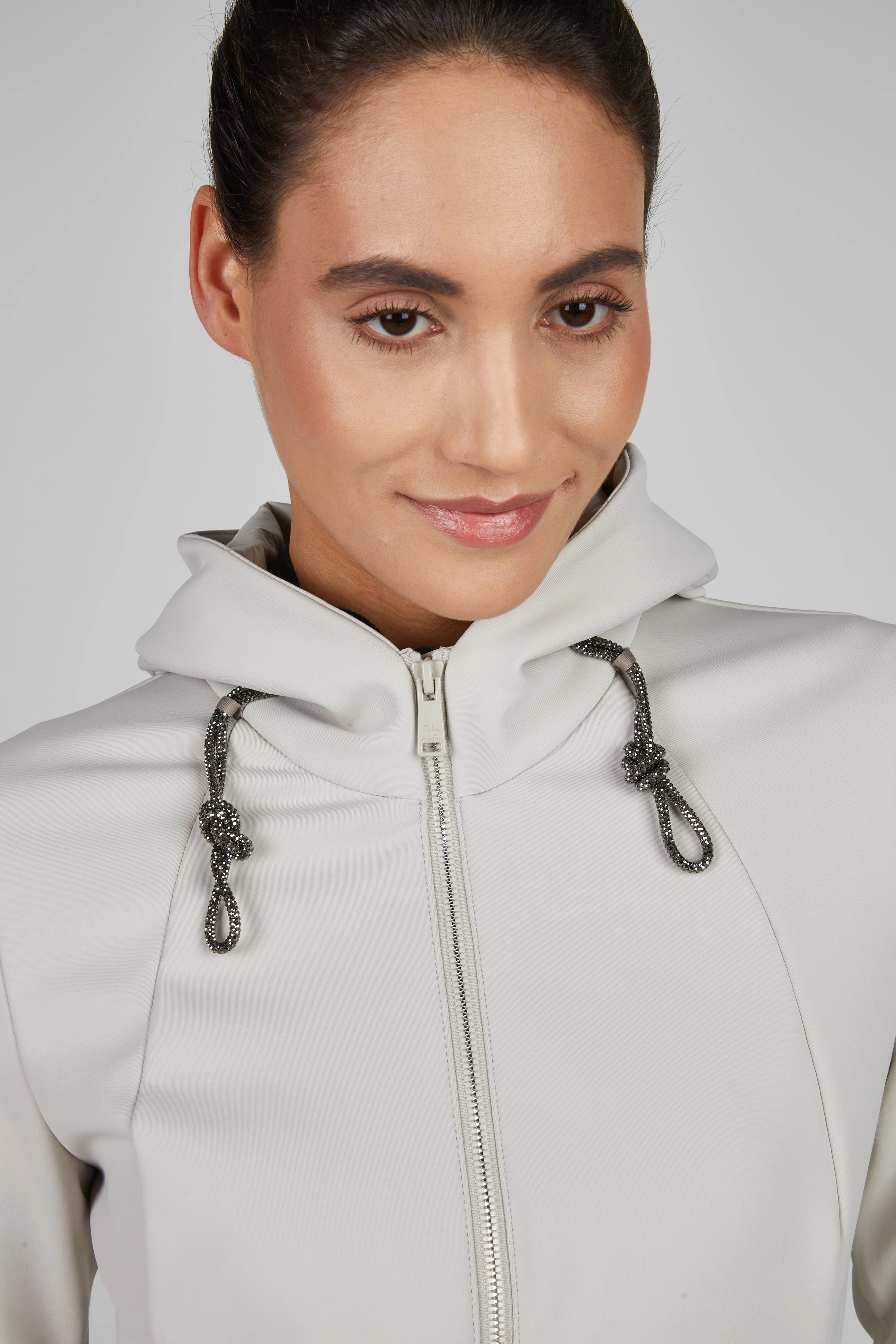 Shop Pikeur Fleece Jacket | Pale Grey | Stijlvol Comfort voor Frisse Dagen Shop Pikeur Fleece Jacket | Pale Grey | Stijlvol Comfort voor Frisse Dagen