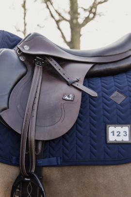 Kentucky zadeldek met verwijderbare kunstleren patch waarmee u uw startnummer kunt aangeven Kentucky zadeldek met verwijderbare kunstleren patch waarmee u uw startnummer kunt aangeven