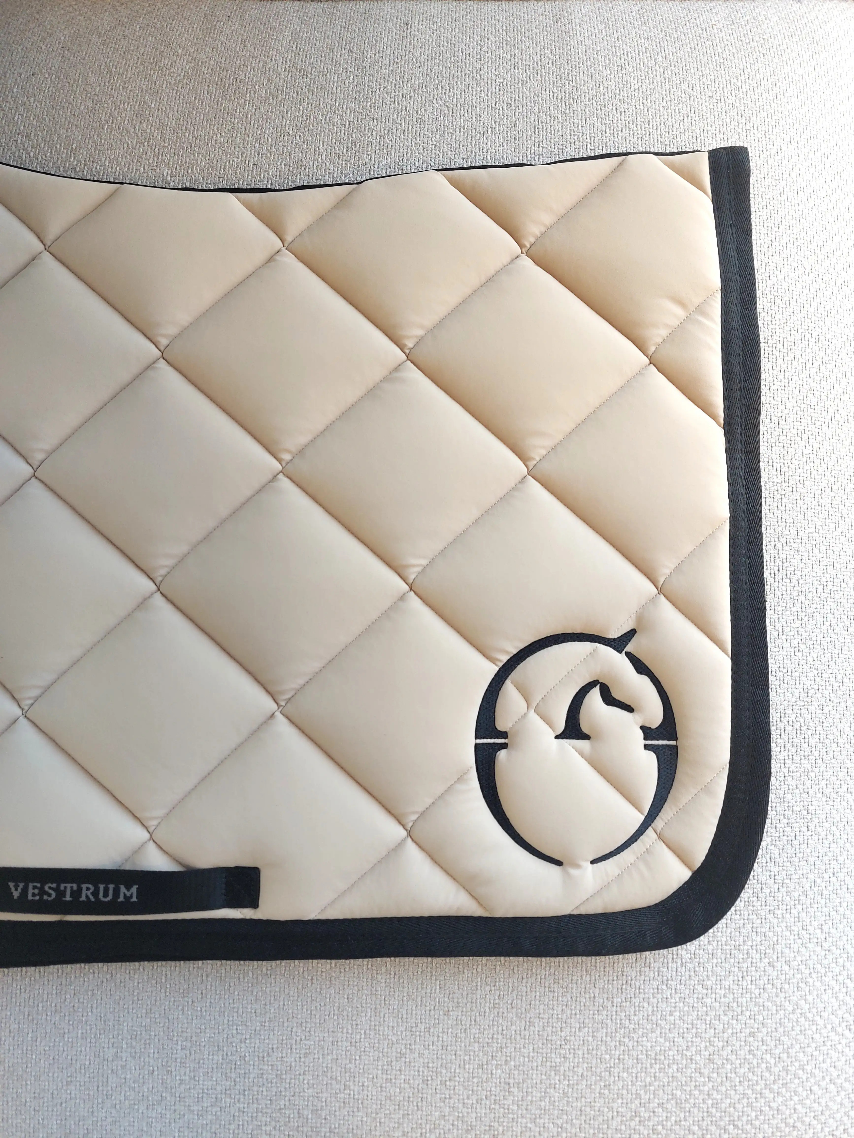 Vestrum Set Los Angeles Saddle Pad & Earnet Jumping Beige/Black | Available Vestrum Set Los Angeles Saddle Pad & Earnet Jumping Beige/Black | Available